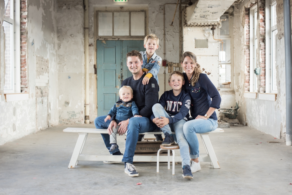 Dit was een te gekke familie shoot in een verlaten fabriek in Brabant. Met de mooie lichtinval had ik verder niks anders nodig dan een mooie setting, pose en vrolijke gezichten.