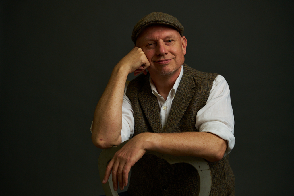 Een mooie klassiek portret met Rembrand belichting bij mij in de studio. simpel strak en tijdloos.