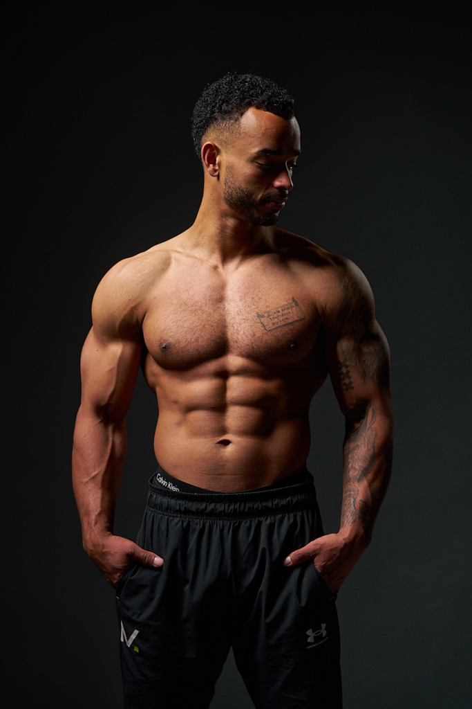 Deze personal trainer was op de piek van zijn fysiek en wilde hier graag wat mooie foto's van hebben. Met de juiste plaatsing van het licht komen de spieren mooi naar voren.